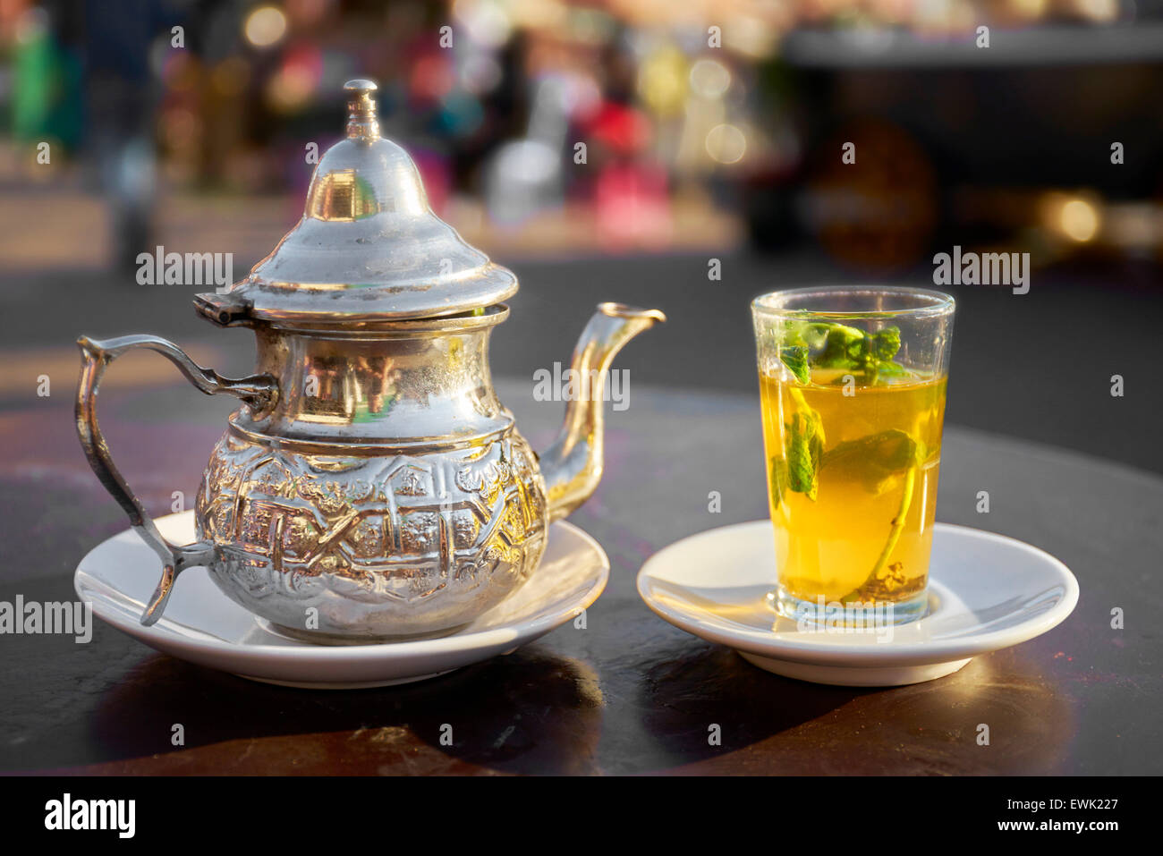 Marokkanischer Tee serviert in Djemaa el-Fna Platz, Marrakesch, Marokko, Afrika Stockfoto