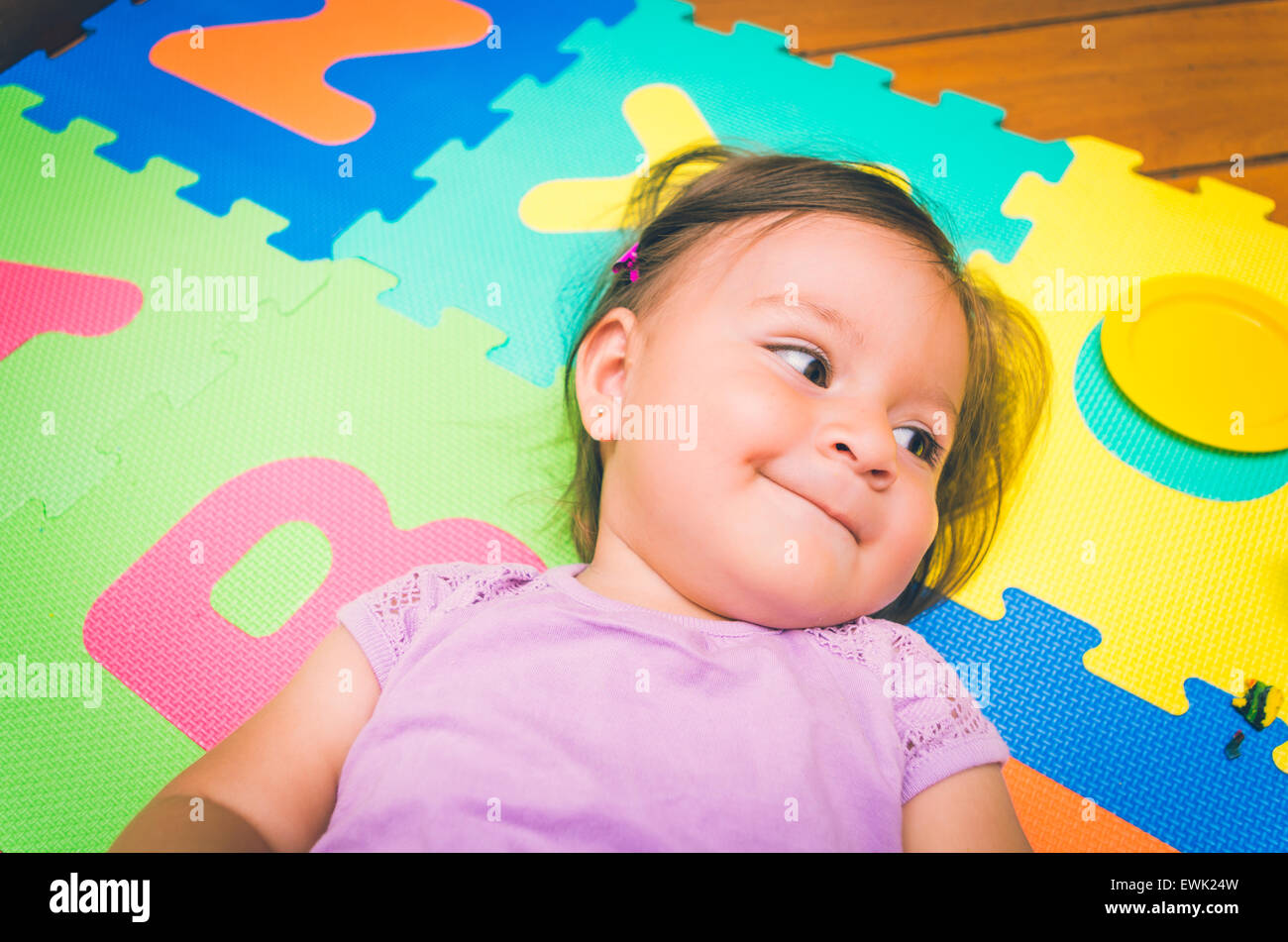 Schöne Babymädchen liegend Stockfoto