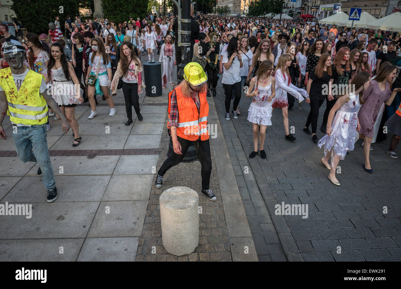 Warschau, Polen. 28. Juni 2015. Teilnehmer des 9. Zombie Walk in Warschau. Während der jährlichen Veranstaltung Menschen in Zombie Kostüme gekleidet und macht ihren Weg durch die Innenstadt, schreckt Bewohner und "kämpft" mit den Verteidigern der Stadt. Bildnachweis: Kpzfoto/Alamy Live-Nachrichten Stockfoto