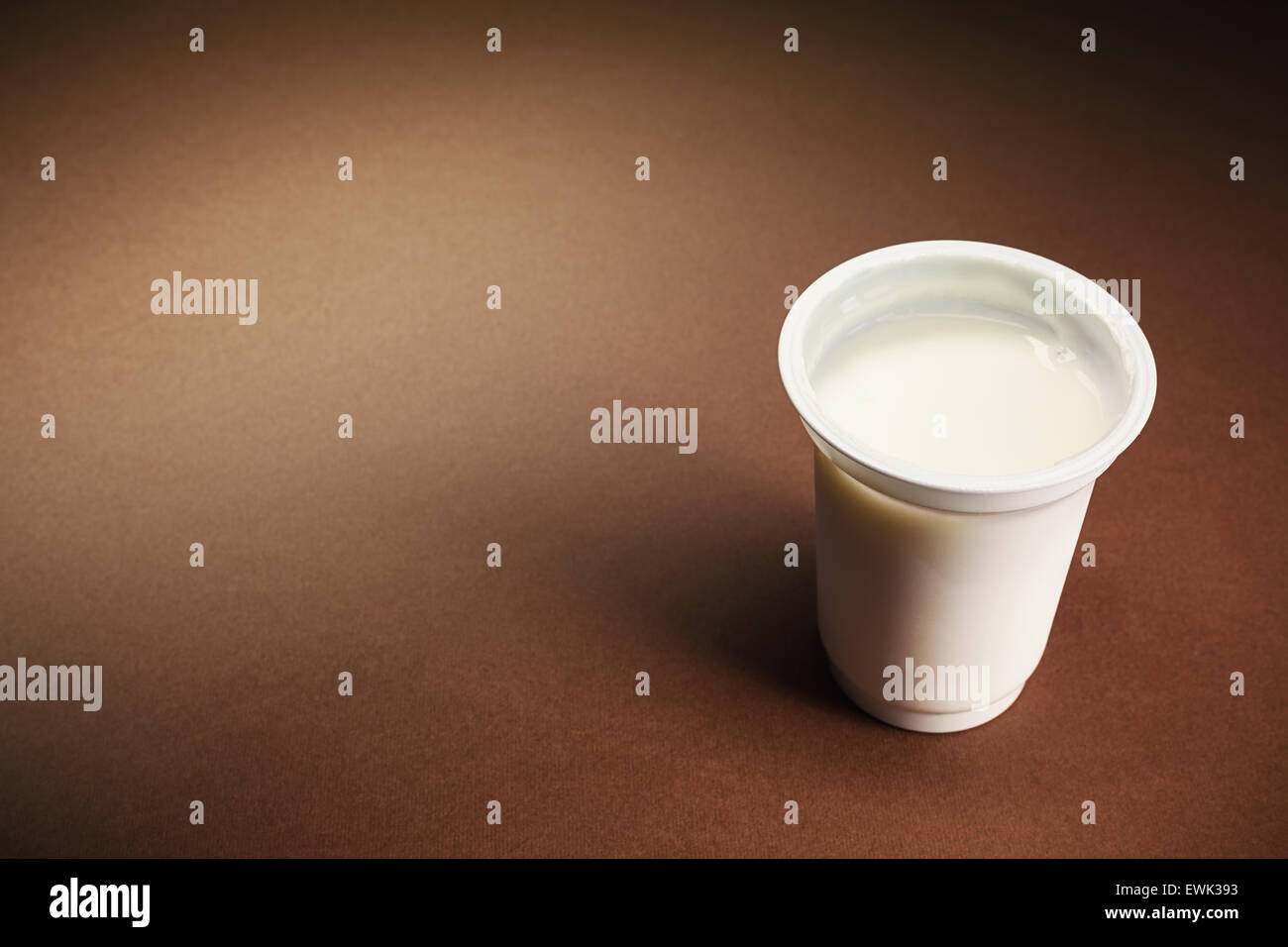 1 Glas Joghurt auf rechts, leeren linken braunen Hintergrund. Stockfoto