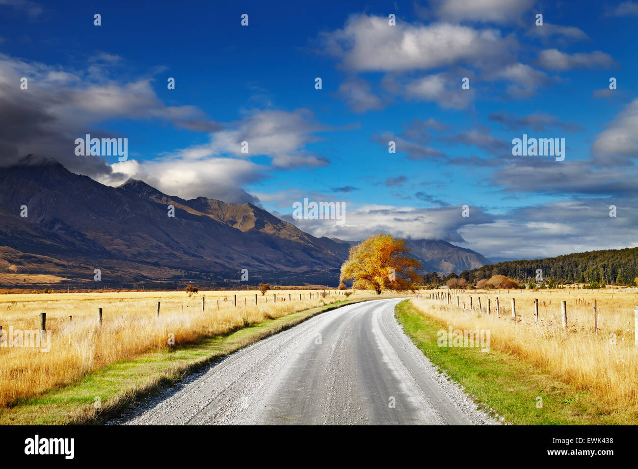 Berglandschaft mit Straße und blauer Himmel, Otago, Neuseeland Stockfoto