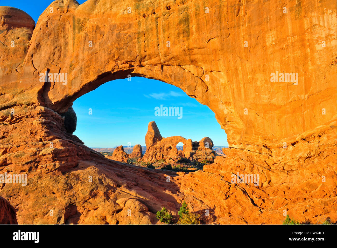 Sonnenaufgang über Doppelbogen wie es frames Turret Arch, Arches Nationalpark, Moab, Utah, USA Stockfoto