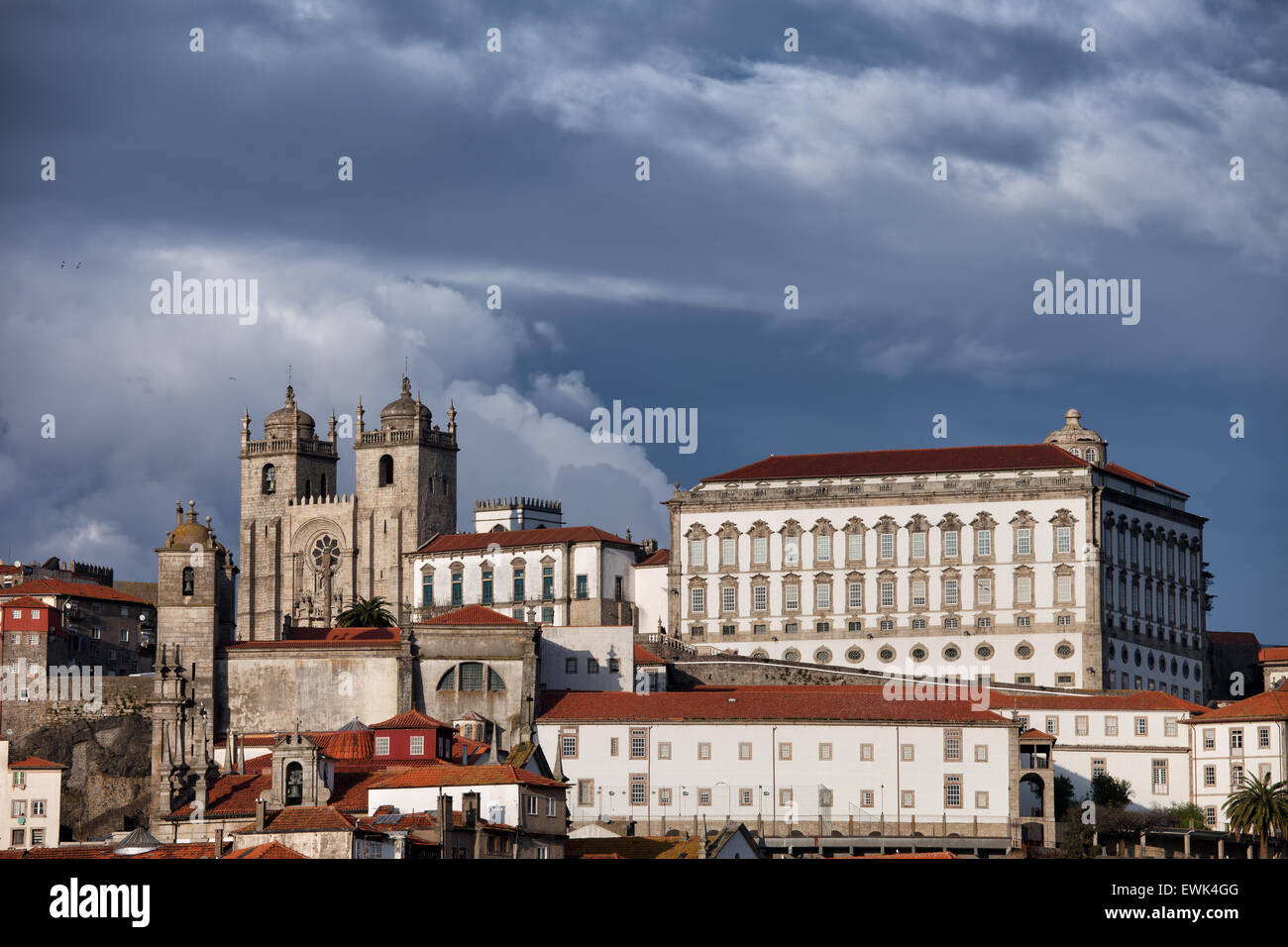 Stadt von Porto Skyline in Portugal, auf der linken Kathedrale und Igreja Dos Grilos, auf der richtigen Bischofspalast. Stockfoto