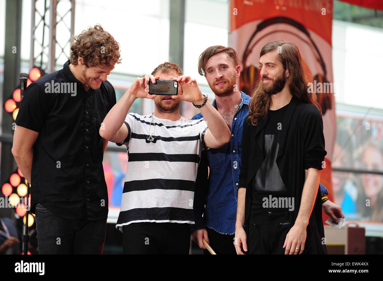 New York, NY. 26. Juni 2015. US-amerikanische Band Imagine Dragons führt "Radioaktiven" und "Dämonen" auf NBC TODAY Show. Im Bild band Mitglied Dan Reynolds, Daniel Wayne Sermon, Daniel Platzman und Ben McKee. Christoper Childers/EXimages.com Stockfoto