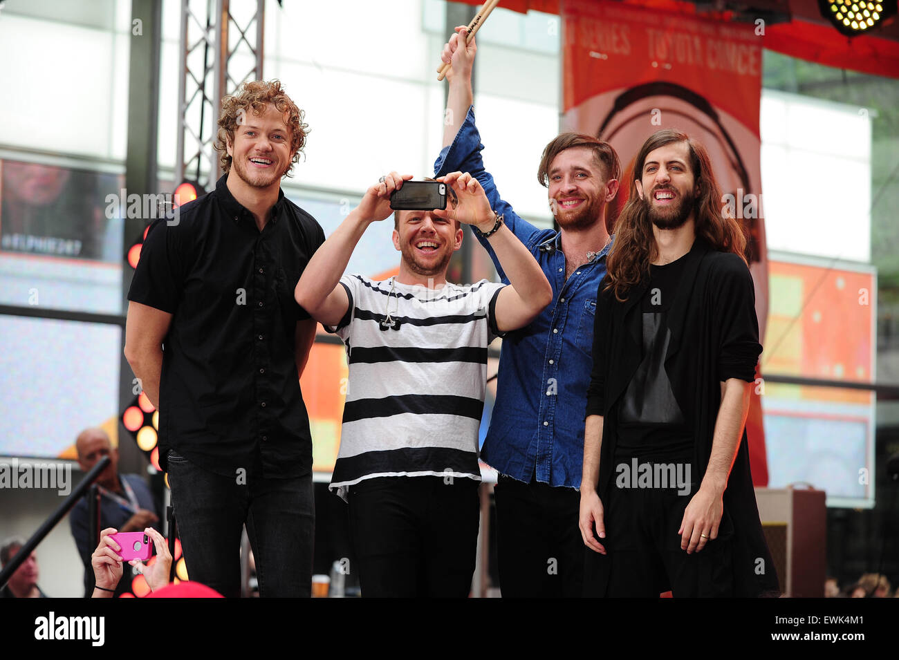 New York, NY. 26. Juni 2015. US-amerikanische Band Imagine Dragons führt "Radioaktiven" und "Dämonen" auf NBC TODAY Show. Im Bild band Mitglied Dan Reynolds, Daniel Wayne Sermon, Daniel Platzman und Ben McKee. Christoper Childers/EXimages.com Stockfoto