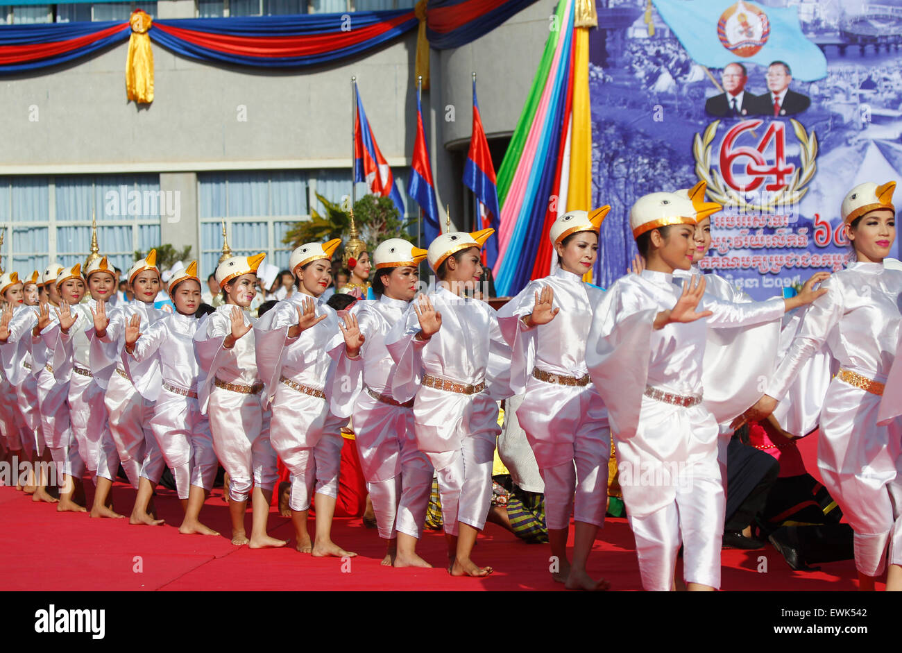 Phnom Penh, Kambodscha. 28. Juni 2015. Künstler durchführen während des 64. Jahrestages der Gründung des kambodschanischen Volkes Volkspartei (CPP), in Phnom Penh, Kambodscha, 28. Juni 2015. Das Urteil CPP die 64. Jahrestag seiner Geburt am Sonntag gedacht, sagte schwört auf Kambodscha in einem entwickelten Land, CPP-Präsident und Premierminister Hun Sen zu bauen. © Sovannara/Xinhua/Alamy Live-Nachrichten Stockfoto