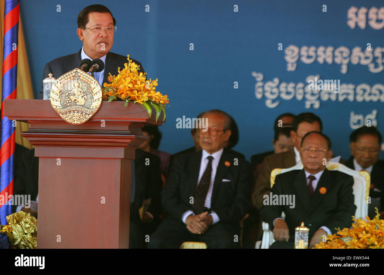 Phnom Penh, Kambodscha. 28. Juni 2015. Urteil der kambodschanischen Volkspartei (CPP) Präsident und Premierminister Hun Sen (L) spricht bei den 64. Jahrestag der Gründung der CPP in Phnom Penh, Kambodscha, 28. Juni 2015. Das Urteil CPP die 64. Jahrestag seiner Geburt am Sonntag gedacht, sagte schwört auf Kambodscha in einem entwickelten Land, CPP-Präsident und Premierminister Hun Sen zu bauen. © Sovannara/Xinhua/Alamy Live-Nachrichten Stockfoto