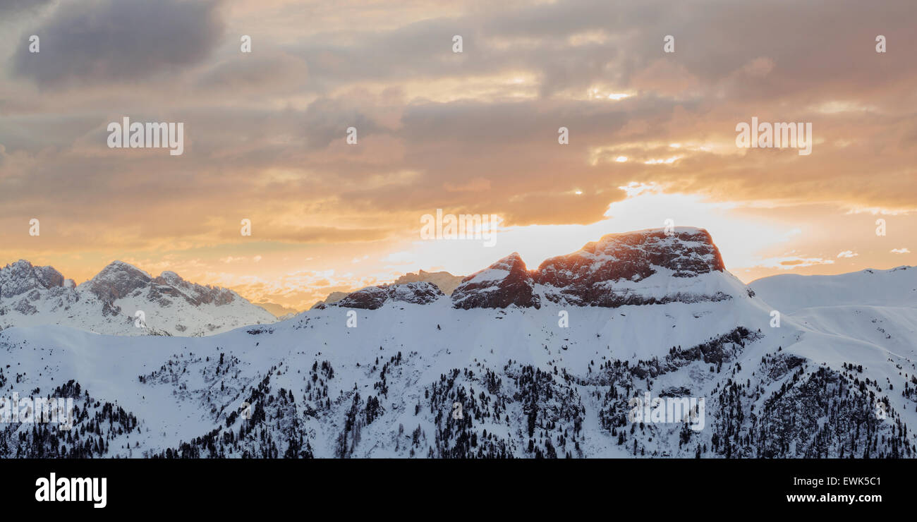 Sonnenuntergang, Sonnenaufgang in Alpes - europäischen Ski-resort Stockfoto