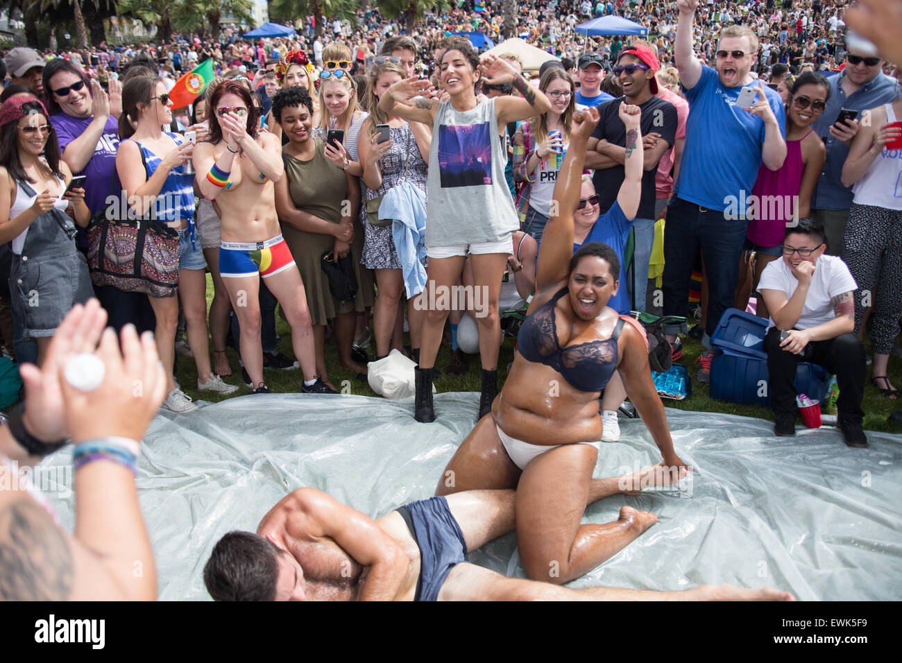 San Francisco, USA. 27. Juni 2015. Zwei Frauen stehen sich in einem improvisierten Wrestling-Match in Dolores Park dem Publikum waren Mitglieder ermutigt teilgenommen statt. Bildnachweis: John Orvis/Alamy Live-Nachrichten Stockfoto