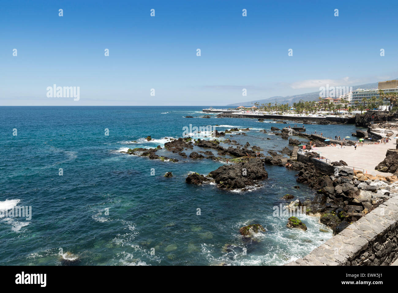 PUERTO DE LA CRUZ, Teneriffa, Kanarische Inseln, Spanien - 20. Juni 2015: Puerto De La Cruz Waterfront, Teneriffa Stockfoto