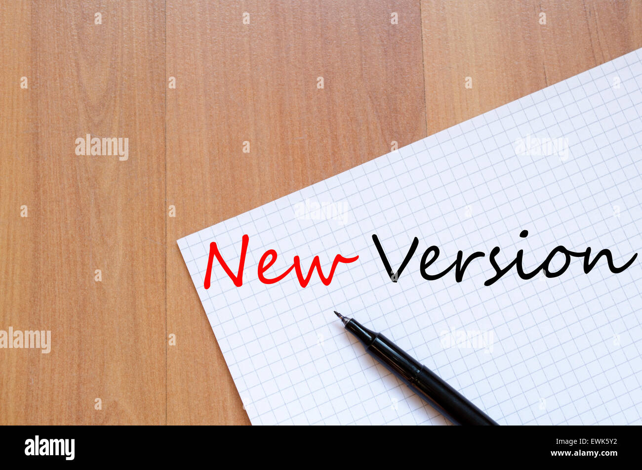 Weißen leeren Notizblock auf hölzerne Tabelle und Text Bürokonzept Stockfoto