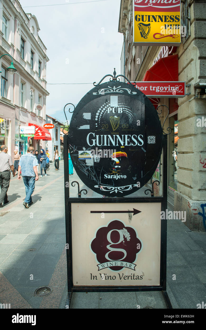 Straßenschild mit einer Anzeige für eine Bar Guinness in Sarajevo Stockfoto