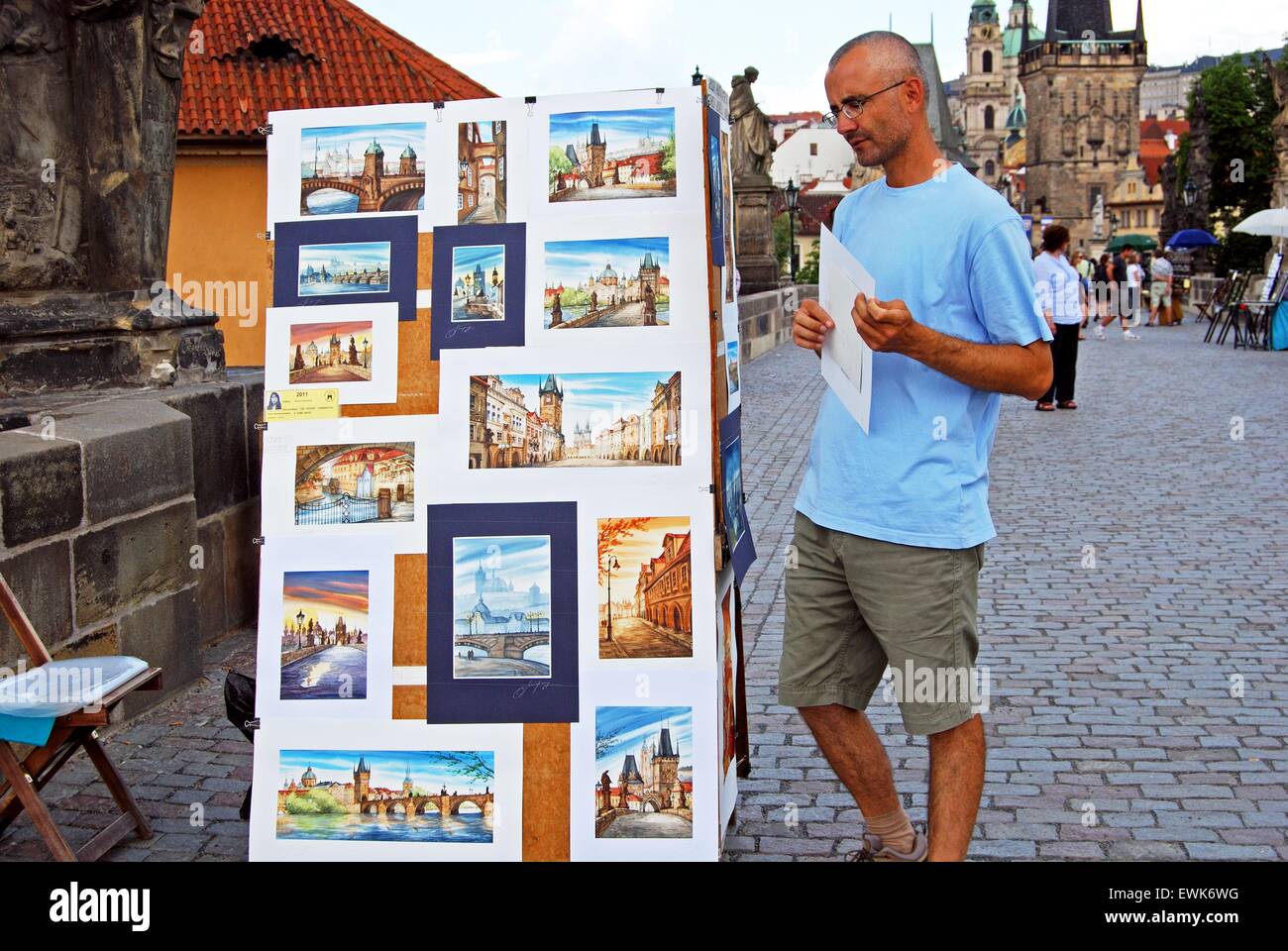 Touristen auf der Suche im Wasser Farbe Gemälde auf der Karlsbrücke, Prag, Tschechische Republik, Osteuropa. Stockfoto