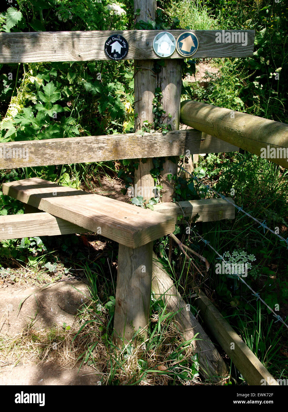 Stil auf einem öffentlichen Wanderweg mit drei verschiedenen Wanderweg Markierungen einschließlich East Dean Way, Curload, Somerset, Großbritannien Stockfoto