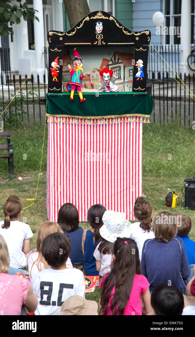 Kinder beobachten ein traditioneller Punch and Judy show Stockfoto