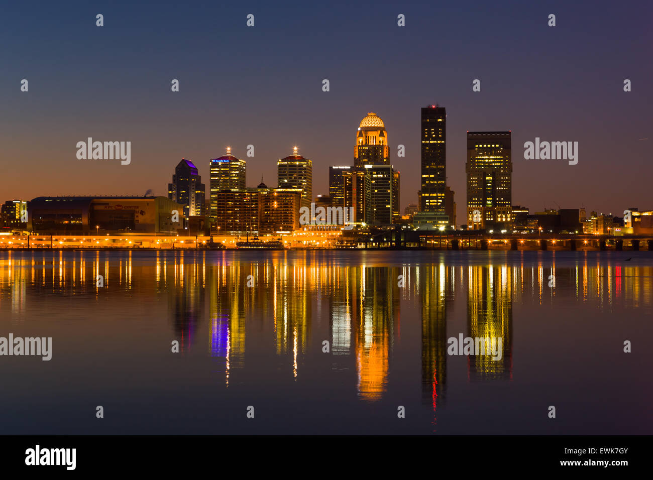 Die beleuchtete Skyline von Louisville, Kentucky spiegelt sich in den Ohio River bei klarem Himmel kurz vor Sonnenaufgang. Stockfoto