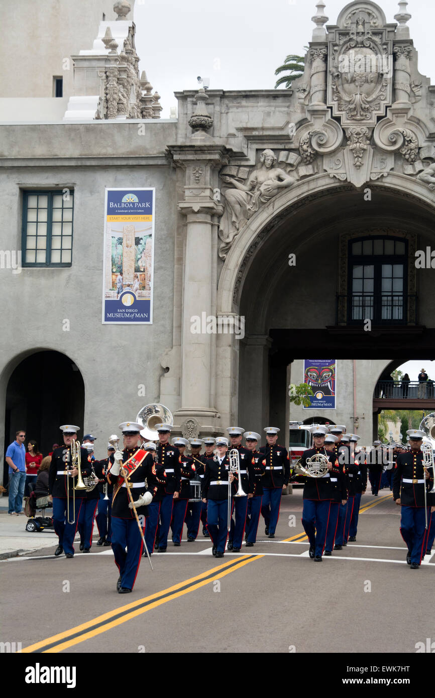 Marines paradieren durch den Balboa Park, San Diego, ein den 100. Jahrestag der Eröffnung Parks. Stockfoto