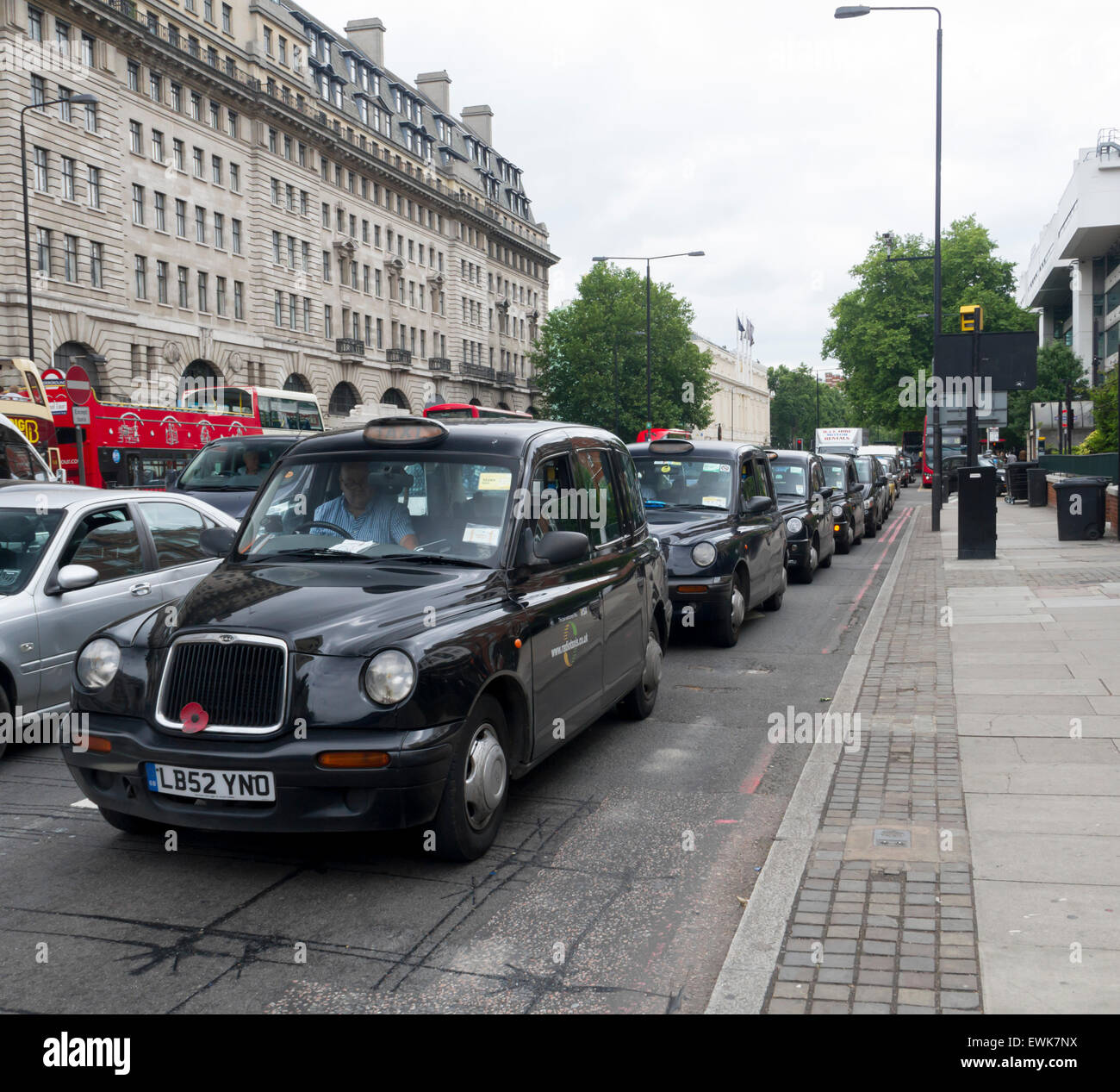 London Taxi Schlangestehen an der Ampel in Marylebone London uk Stockfoto