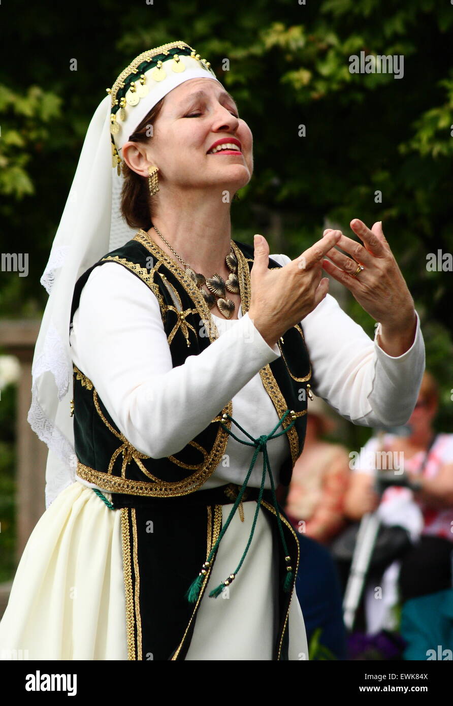 Armenische Tanzgruppe. Kilikien führen am internationalen Tag der Tanz Bad Gärten, Bakewell Derbyshire UK Stockfoto