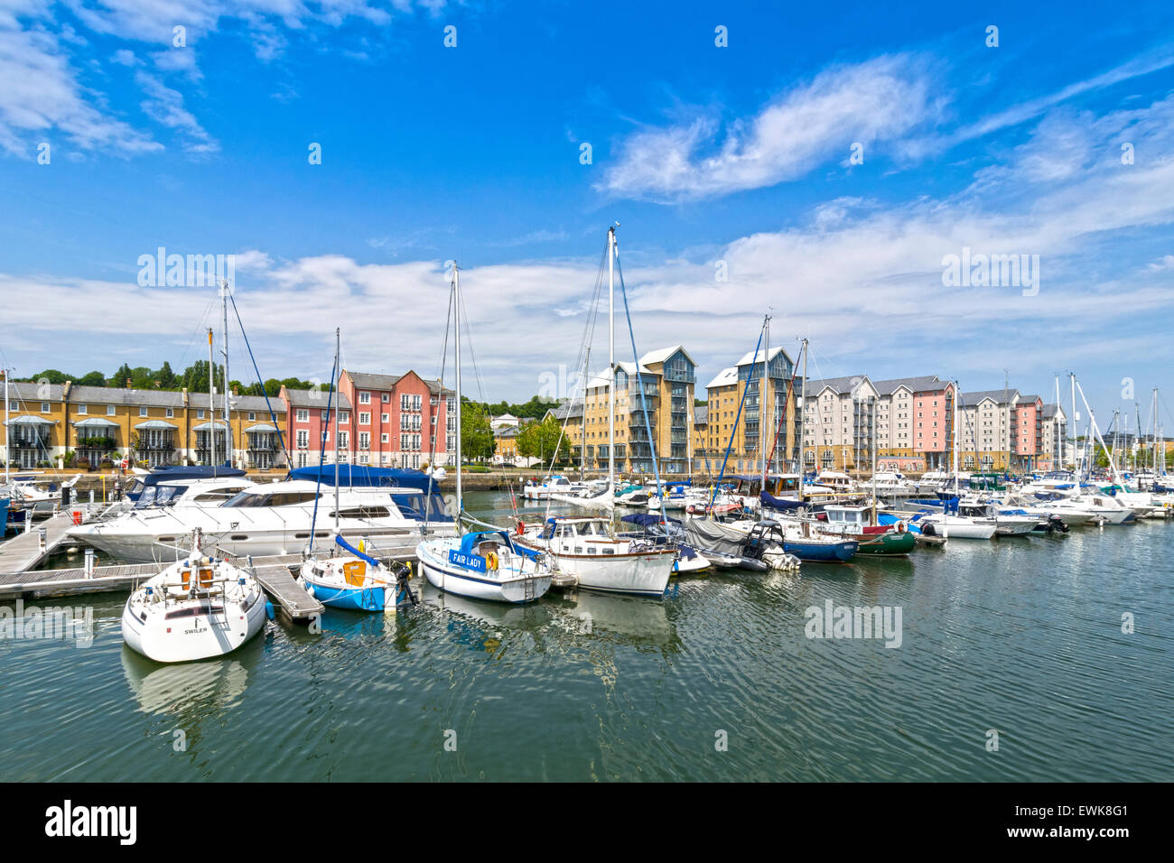 PORTISHEAD-YACHTHAFEN UND MARINA VON FARBIGEN WOHNUNGEN ÜBERSEHEN Stockfoto