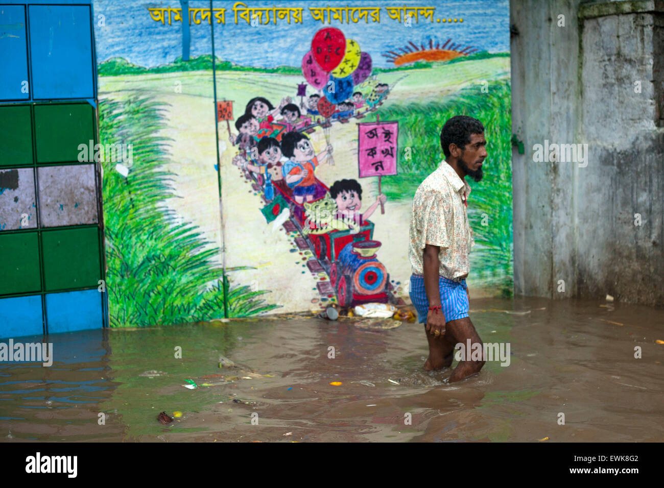 Dhaka, Bangladesch. 27. Juni 2015. Menschen zu Fuß auf aufgeweichten weiter Straße bei Regen in Dhaka am 27. Juni 2015.Heavy Regen in der Stadt für eine vier Tag in Folge, endlosen leiden die Menschen wie Staunässe Bildungs- und geschäftliche Aktivitäten behindert zuzufügen. Bildnachweis: Zakir Hossain Chowdhury Zakir/Alamy Live-Nachrichten Stockfoto