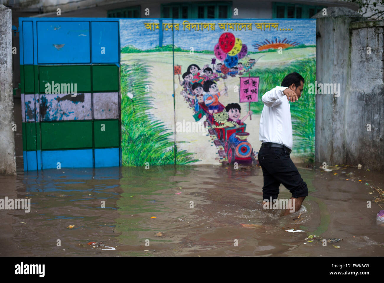 Dhaka, Bangladesch. 27. Juni 2015. Menschen zu Fuß auf aufgeweichten weiter Straße bei Regen in Dhaka am 27. Juni 2015.Heavy Regen in der Stadt für eine vier Tag in Folge, endlosen leiden die Menschen wie Staunässe Bildungs- und geschäftliche Aktivitäten behindert zuzufügen. Bildnachweis: Zakir Hossain Chowdhury Zakir/Alamy Live-Nachrichten Stockfoto