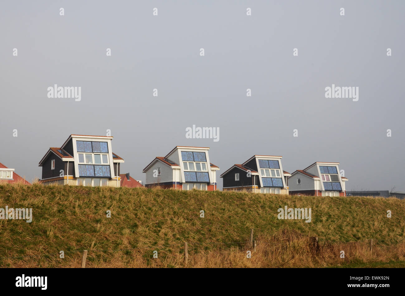 inländische Häuser mit Solarzellen zur Stromerzeugung, Egmond Niederlande Europa Stockfoto