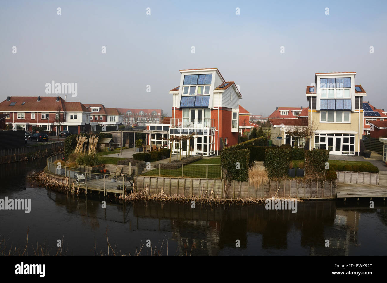 inländische Häuser mit integrierten Solarzellen zur Stromerzeugung, Egmond Niederlande Europa Stockfoto