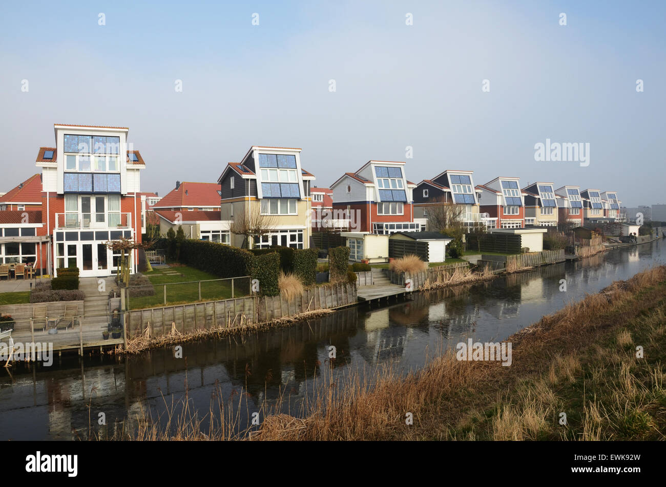 inländische Häuser mit integrierten Solarzellen zur Stromerzeugung, Egmond Niederlande Europa Stockfoto