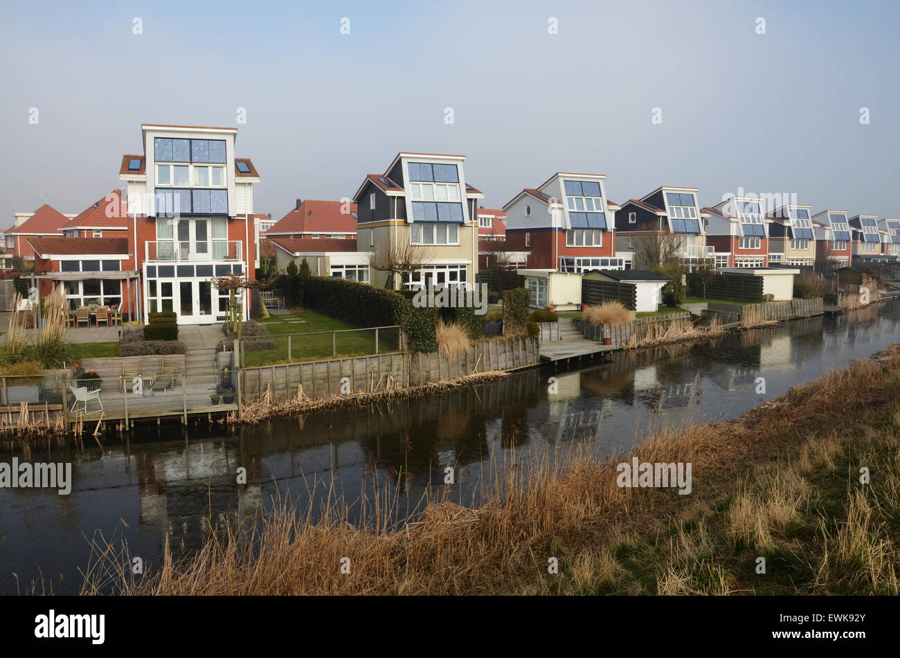 inländische Häuser mit integrierten Solarzellen zur Stromerzeugung, Egmond Niederlande Europa Stockfoto