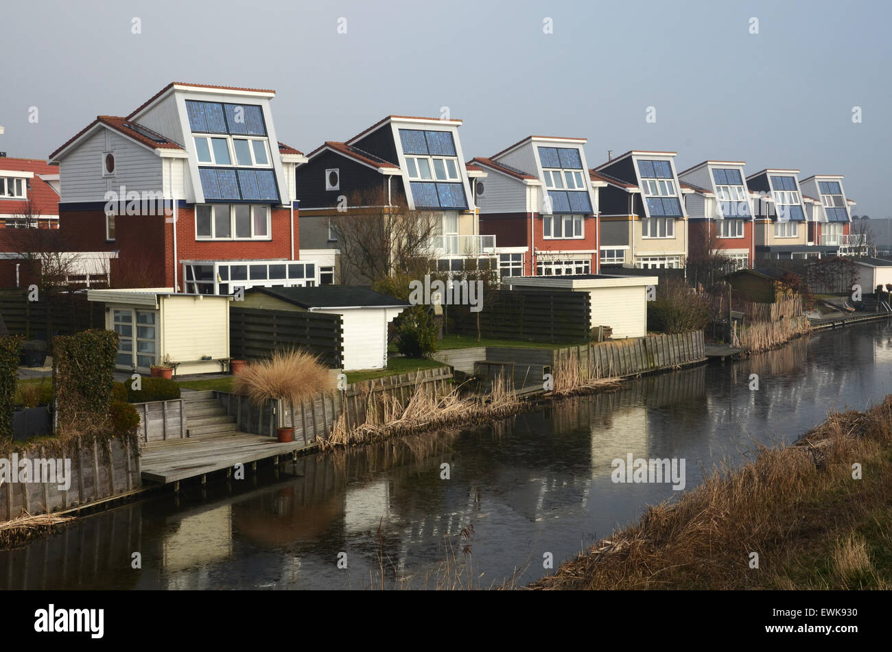 inländische Häuser mit integrierten Solarzellen zur Stromerzeugung, Egmond Niederlande Europa Stockfoto