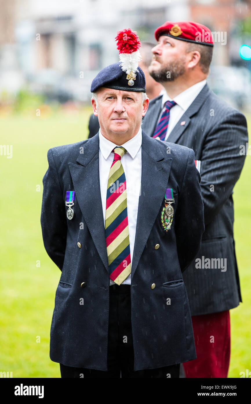 Bristol, UK. 28. Juni 2015. Armed Forces Day wurde in Bristol mit einer Parade von College Green Queen Square gefeiert. Es war eine schwere Polizei Prescence einschließlich bewaffnete Polizei wegen erhöhten terroristischen sorgen.  Der Tag begann mit starkem Regen und nur eine kleine Anzahl von Öffentlichkeit stellte sich heraus. Bristol, 28. Juni 2015. Bildnachweis: Redorbital Fotografie/Alamy Live-Nachrichten Stockfoto