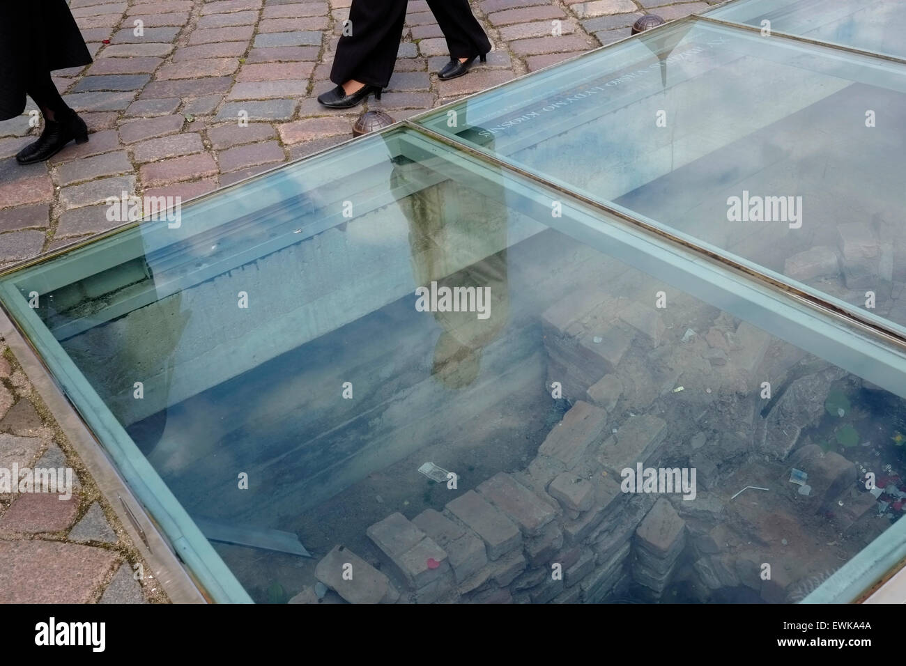 Fußgänger vorbei eine archäologische Ausgrabungen in der mittelalterlichen Altstadt von Kaunas in Litauen Stockfoto