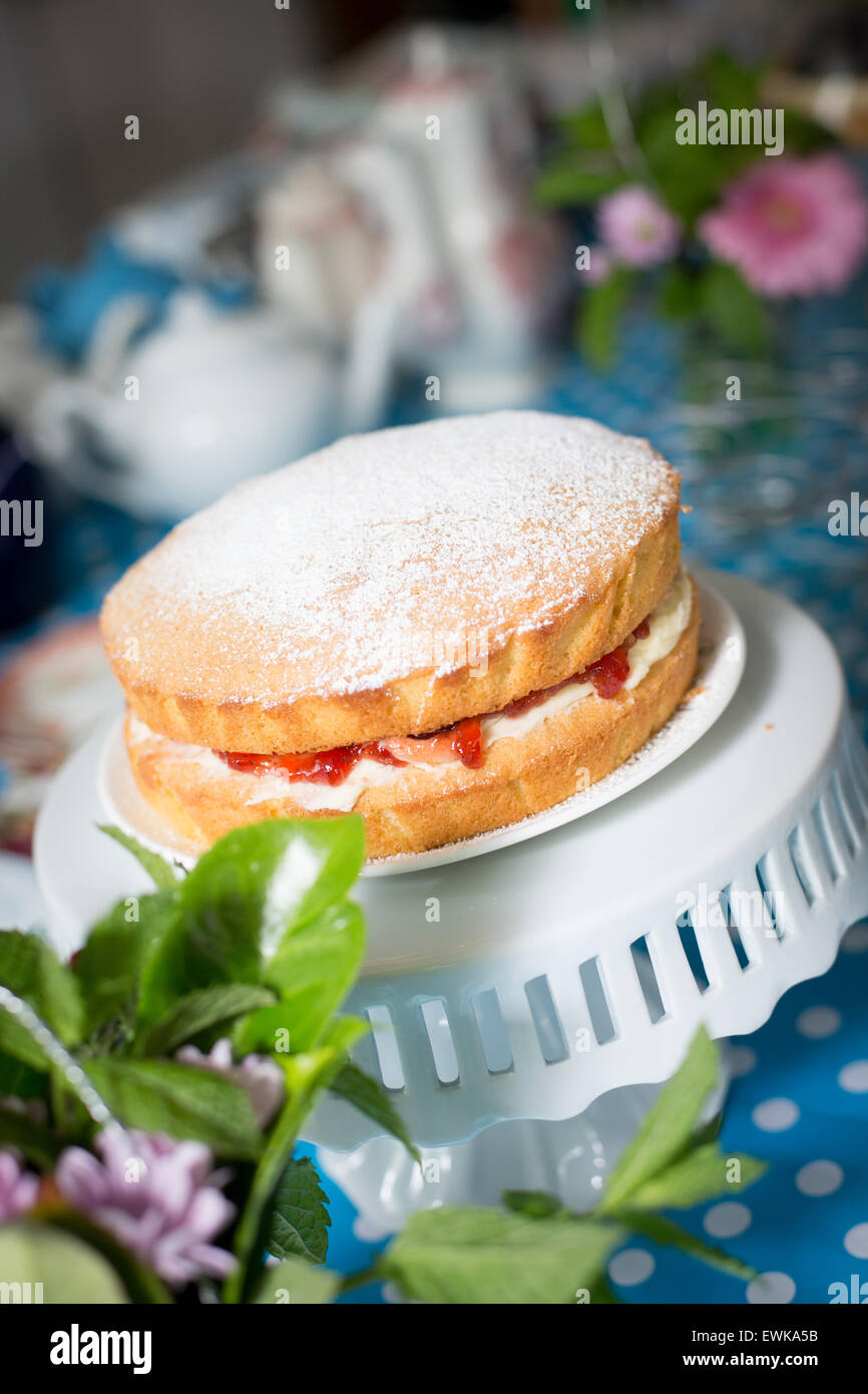 Victoria-Schwamm-Kuchen mit Sahne und Erdbeeren Stockfoto