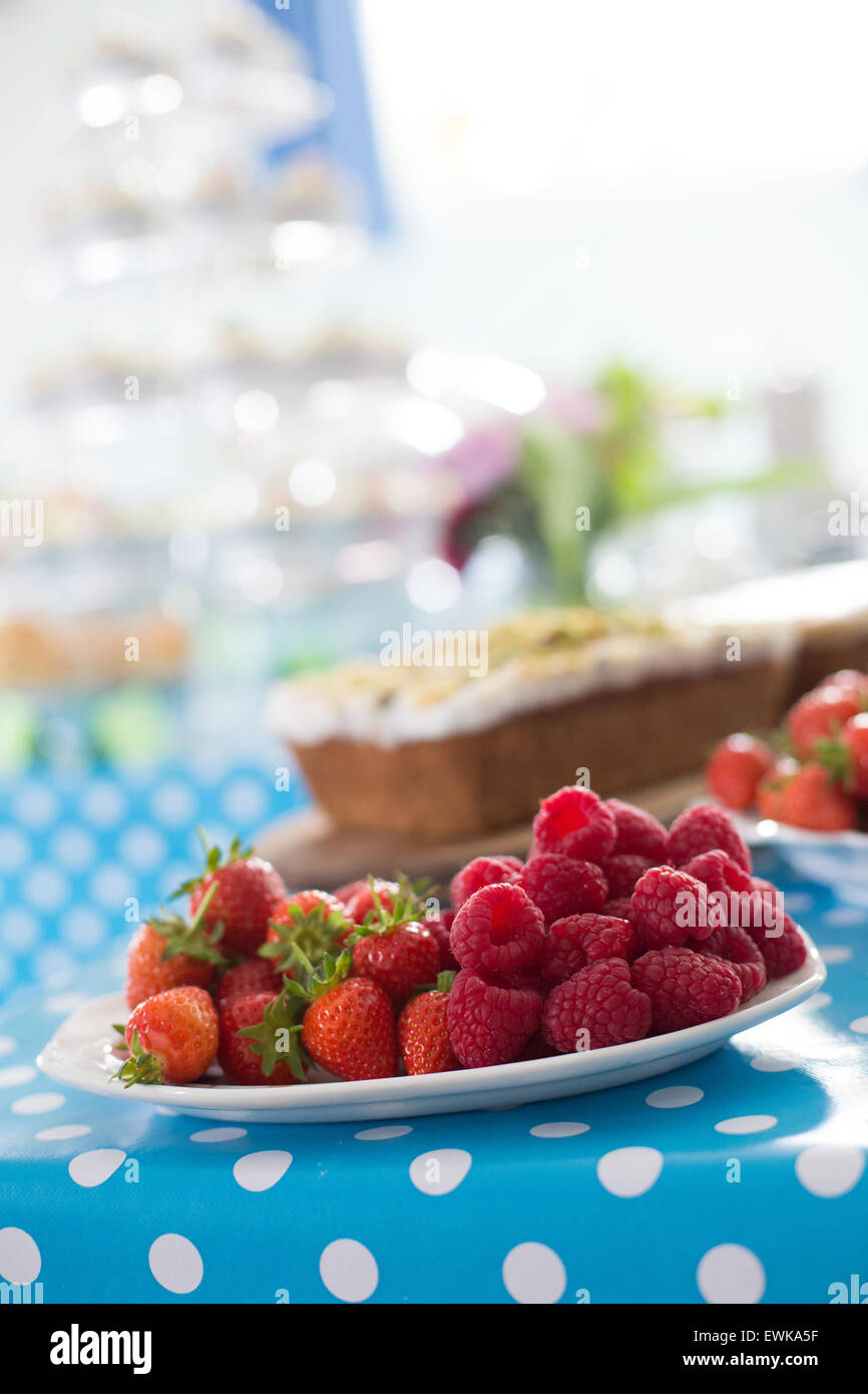 Teller mit Erdbeeren und Himbeeren Stockfoto