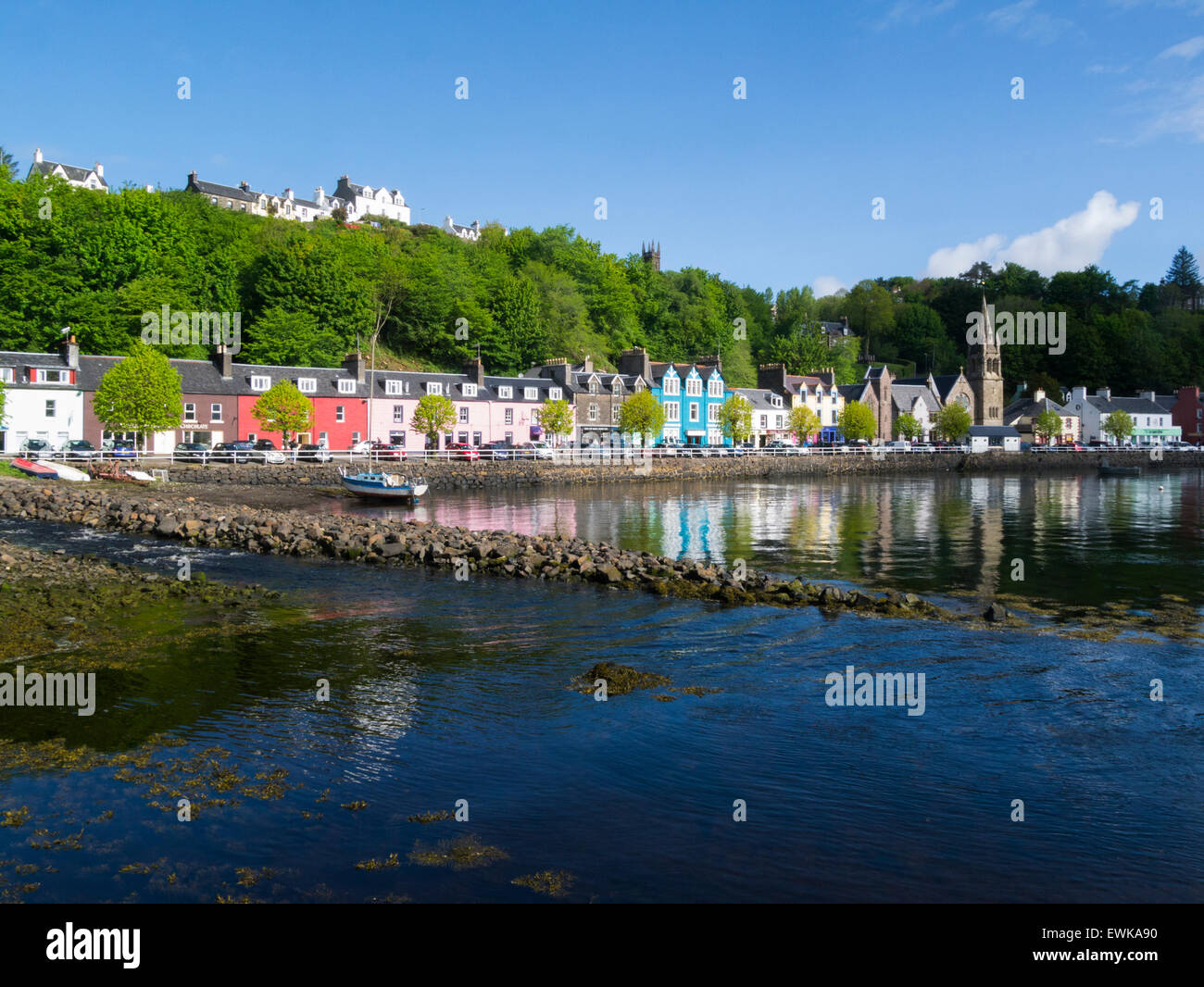 Blick über Sound of Mull zu Tobermory Isle of Mull Argyll und Bute Schottland mit schönen farbigen Gebäuden entlang an schönen Junitag Stockfoto
