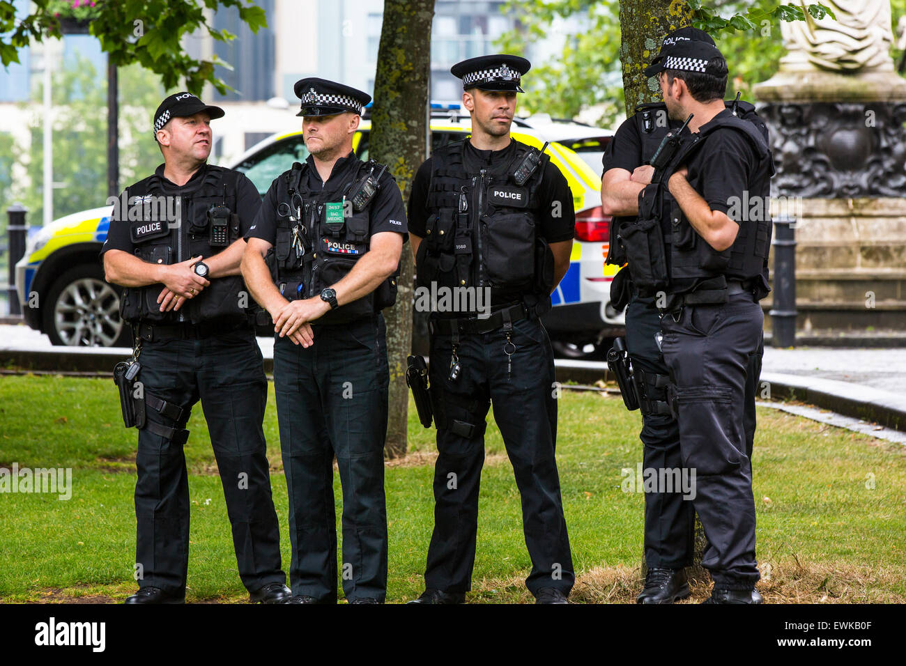 Bristol, UK. 28. Juni 2015. Armed Forces Day wurde in Bristol mit einer Parade von College Green Queen Square gefeiert. Es war eine schwere Polizei Prescence einschließlich bewaffnete Polizei wegen erhöhten terroristischen sorgen.  Der Tag begann mit starkem Regen und nur eine kleine Anzahl von Öffentlichkeit stellte sich heraus. Bristol, 28. Juni 2015. Bildnachweis: Redorbital Fotografie/Alamy Live-Nachrichten Stockfoto