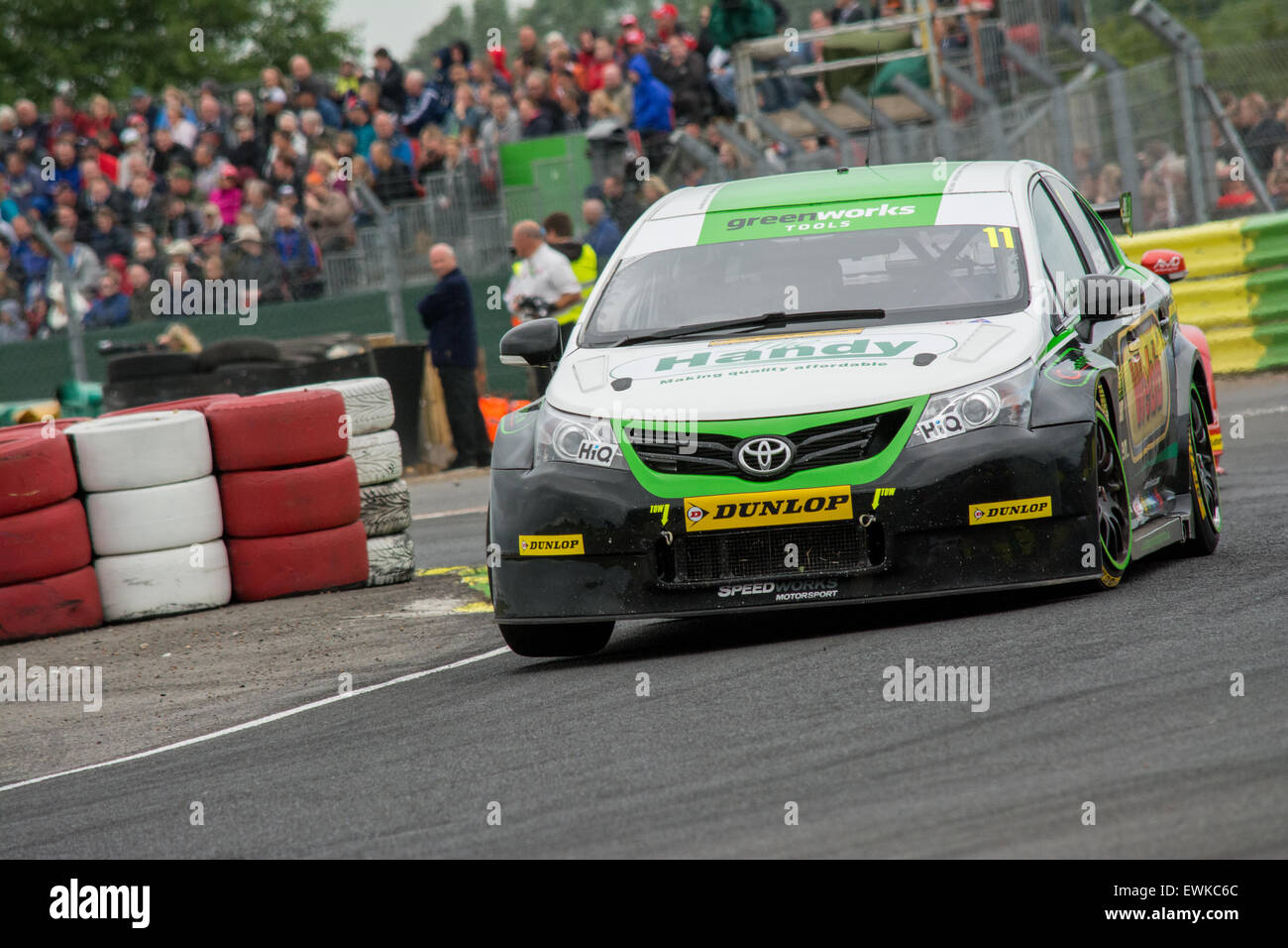 Croft Circuit, Dalton-auf-t-Stücke, North Yorkshire, UK. 28. Juni 2015. Simon Belcher und handliche Motorsport Toyota Avensis Laufwerke während der Dunlop MSA British Touring Car Championship in Croft Circuit. Bildnachweis: Gergo Toth/Alamy Live-Nachrichten Stockfoto