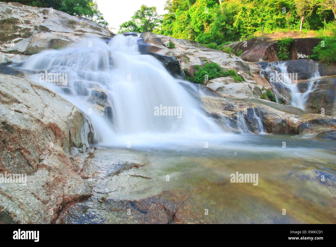 Tief im Wald Wasserfall, schöne Natur Stockfoto