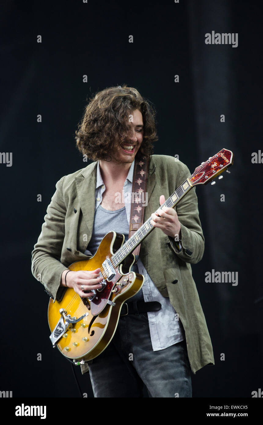 Glastonbury Festival, UK. 28. Juni 2015. Hozier führt live auf der Bühne der Pyramide am Sonntag von Glastonbury Festival 2015 Stockfoto
