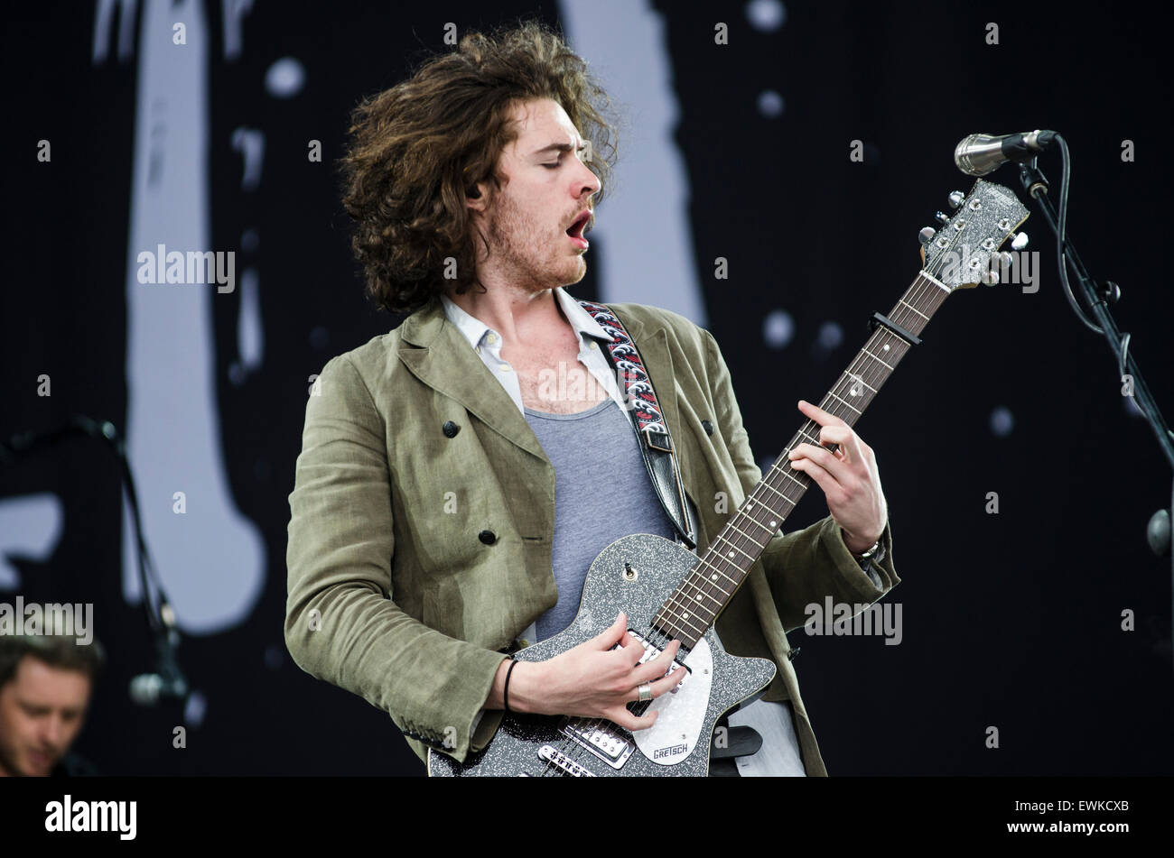Glastonbury Festival, UK. 28. Juni 2015. Hozier führt live auf der Bühne der Pyramide am Sonntag von Glastonbury Festival 2015 Stockfoto