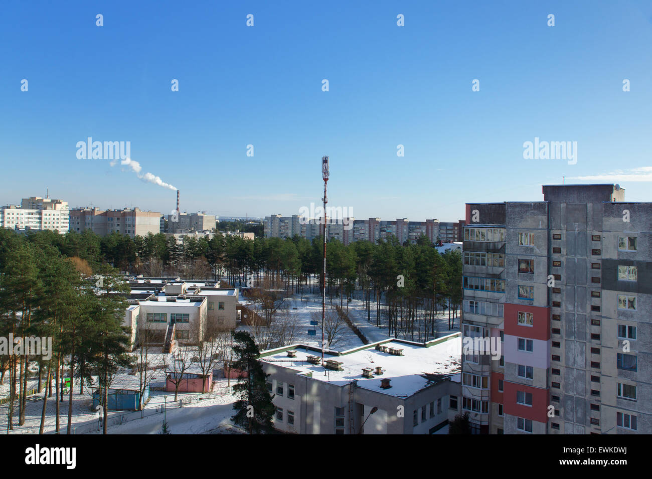 Blick auf das Wohngebiet mit Fabrikschlote am Horizont Stockfoto