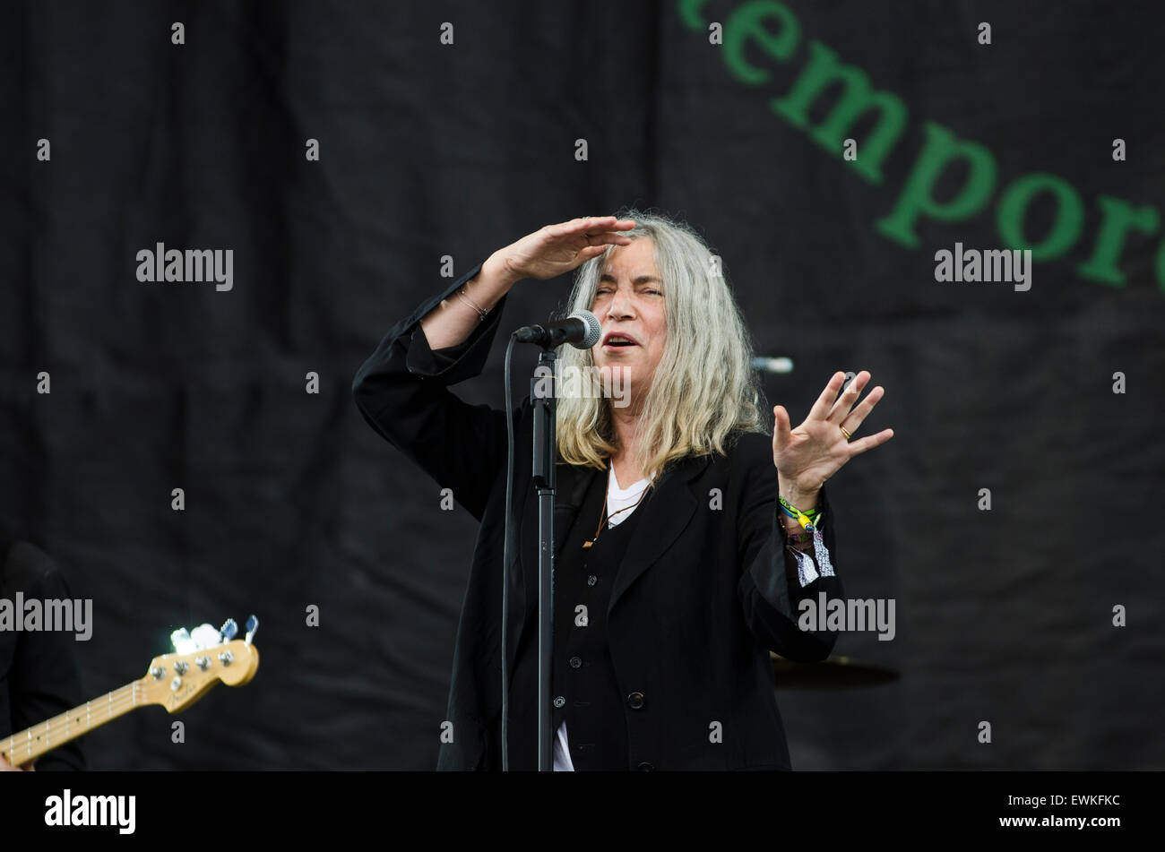 Glastonbury Festival, 28. Juni 2015, England UK. Patti Smith führt live auf der Bühne der Pyramide am Finaltag des Glastonbury Festivals 2015 während ihr Satz begrüßte sie Ehrengast der Dalai Lama auf der Bühne wünscht ihm glücklich 80. Geburtstag am 6. Juli. Bildnachweis: Francesca Moore/Alamy Live-Nachrichten Stockfoto