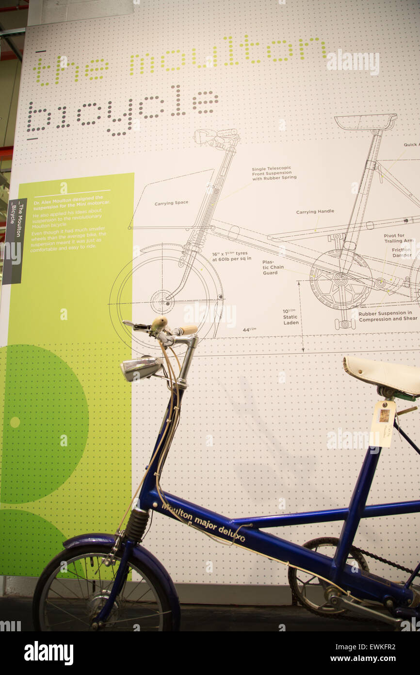 Vintage Moulton Fahrrad im Coventry Transport-Museum Stockfoto