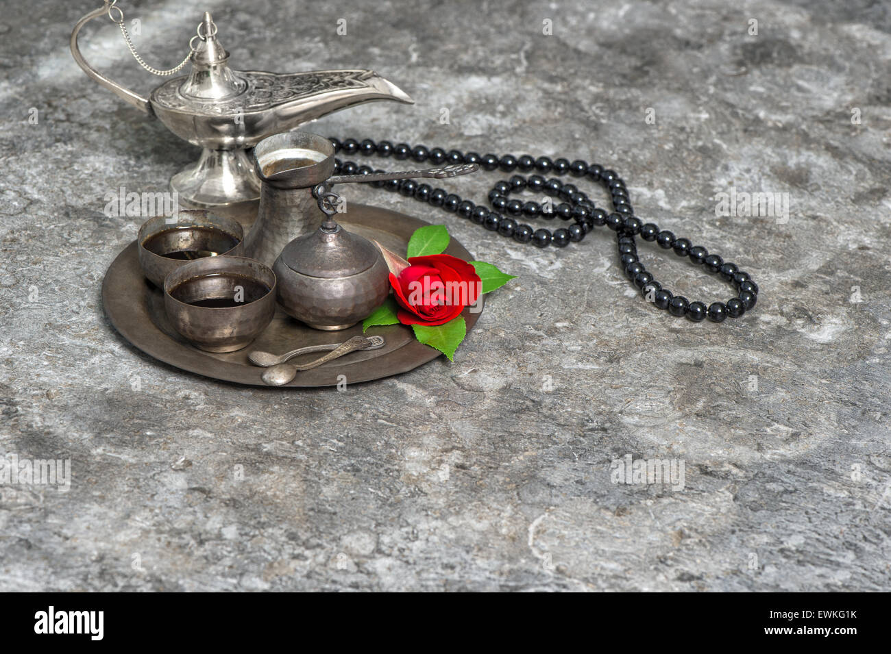 Marokkanische Kaffee und rote rose Blume, Arabische Laterne und Rosenkranz. Islamische Feiertage Dekoration. Ramadan Kareem. Stockfoto