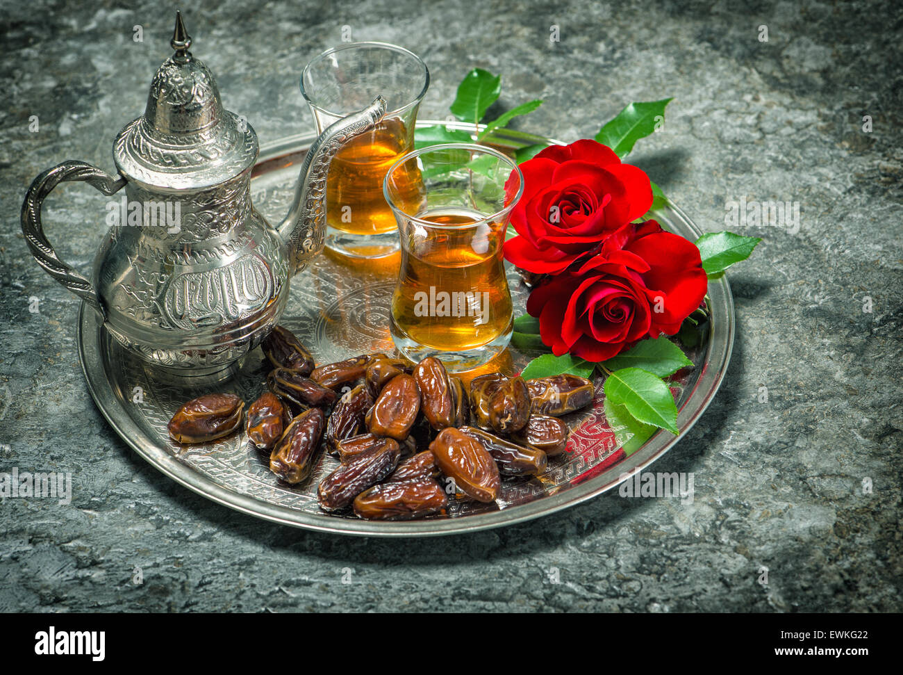 Tee, Termine Früchte und rote Rosenblüten. Islamische Feiertage Dekoration. Ramadan Kareem. Orientalische Gastfreundschaft Konzept. Stockfoto