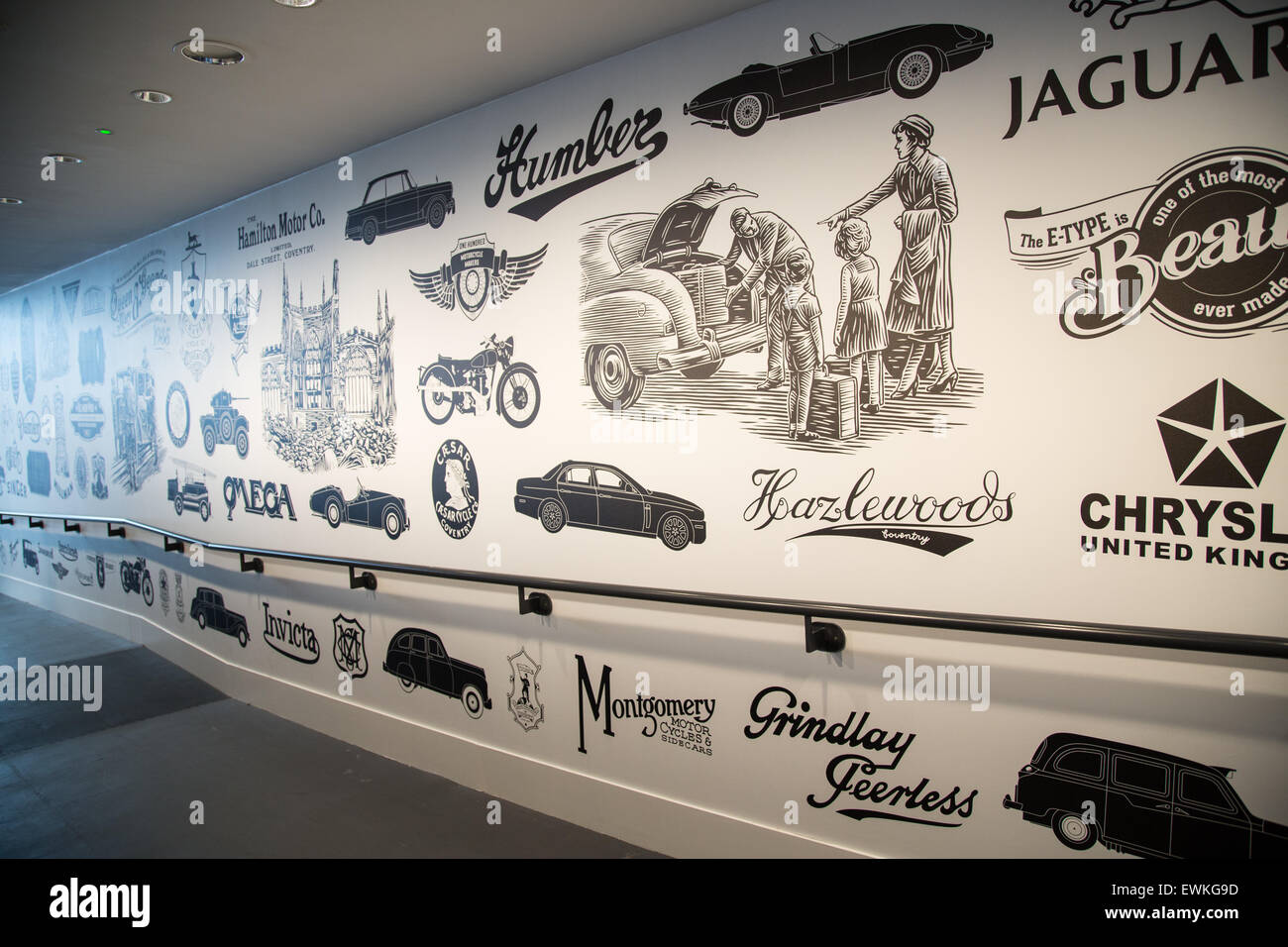 Wand in Coventry Transport-Museum mit Auto Hersteller logos Stockfoto