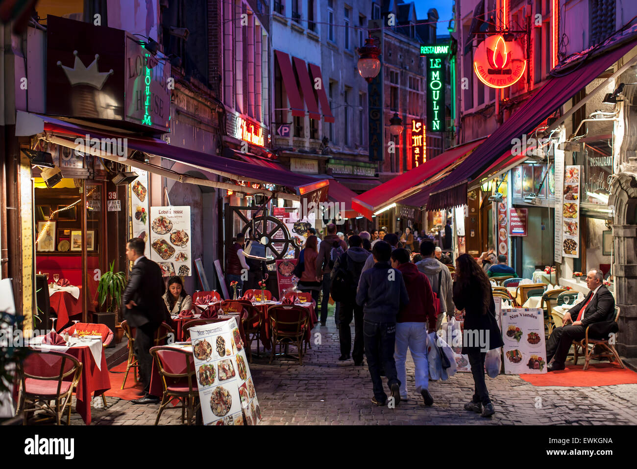 Restaurants in der Rue des Bouchers in der Nähe der Grand Place in Brüssel, Belgien. Stockfoto