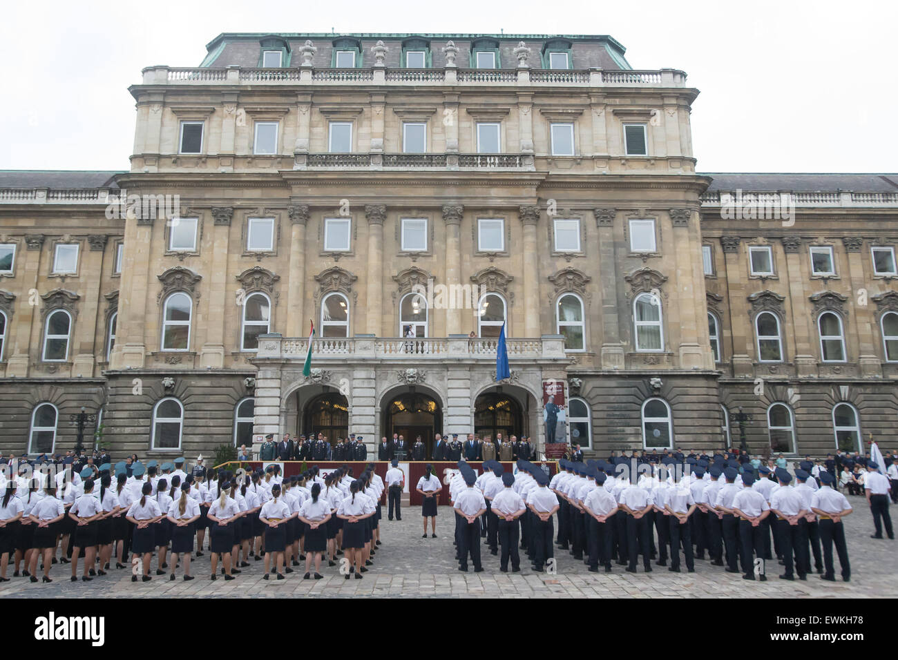 Budapest. 28. Juni 2015. Insgesamt 150 Polizisten frisch graduierte von der National University of Public Service nehmen den Eid in Budapest, Ungarn am 28. Juni 2015. © Attila Volgyi/Xinhua/Alamy Live-Nachrichten Stockfoto