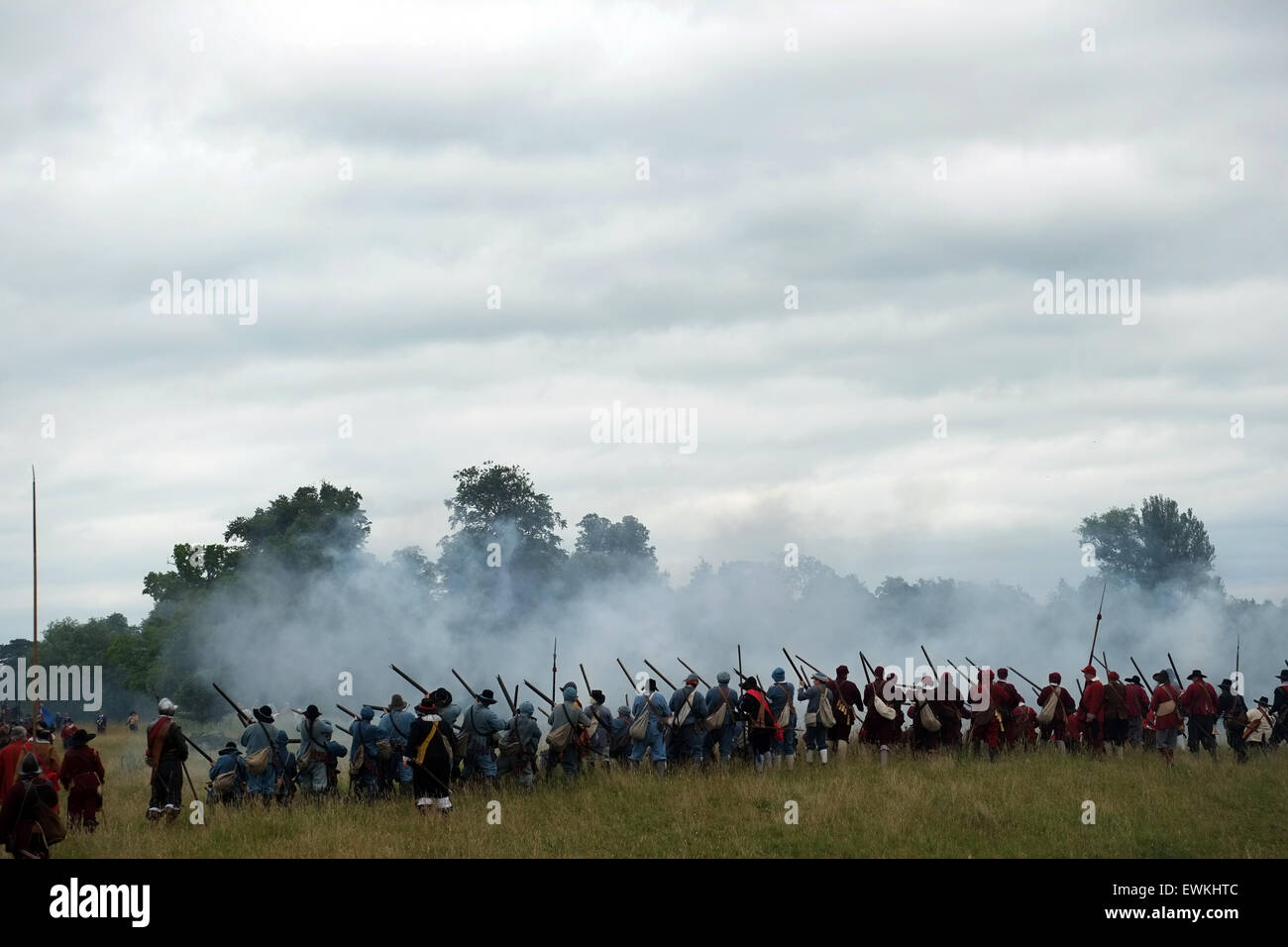 Wallingford, Oxfordshire, Vereinigtes Königreich. 28. Juni 2015. Wallingford Belagerung Wallingford Oxon uk 062815 den englischen Bürgerkrieg Gesellschaft re-enact die Belagerung von Wallingford Castle Credit: Stuart Emmerson/Alamy Live-Nachrichten Stockfoto